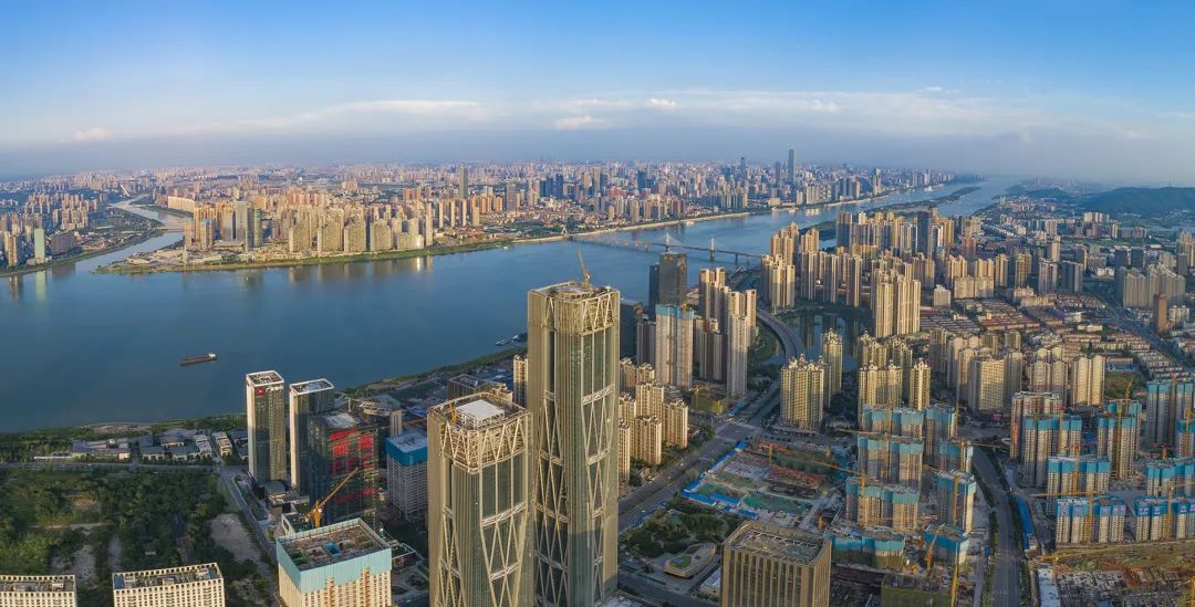 湘江西岸一座座摩天大樓刷新著城市的天際線即將投入使用的湘江財(cái)富金融中心以米的高度成為長(zhǎng)沙河西的第一高樓不斷長(zhǎng)高的城市天際線將再添一道地標(biāo)長(zhǎng)沙晚報(bào)全媒體記者羅杰科攝圖片